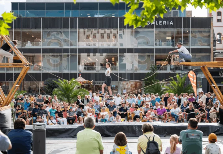 Akrobatik am Uniplatz am Straßenkunstfestival