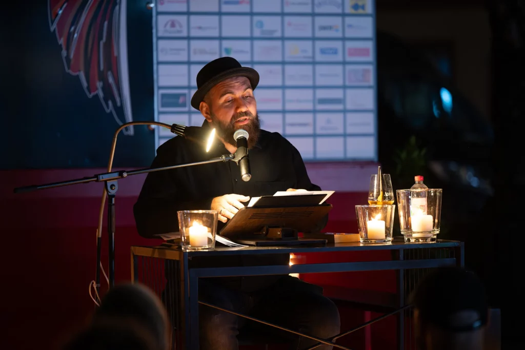 Shaggy Schwarz liest beim StadtLesen in Fulda