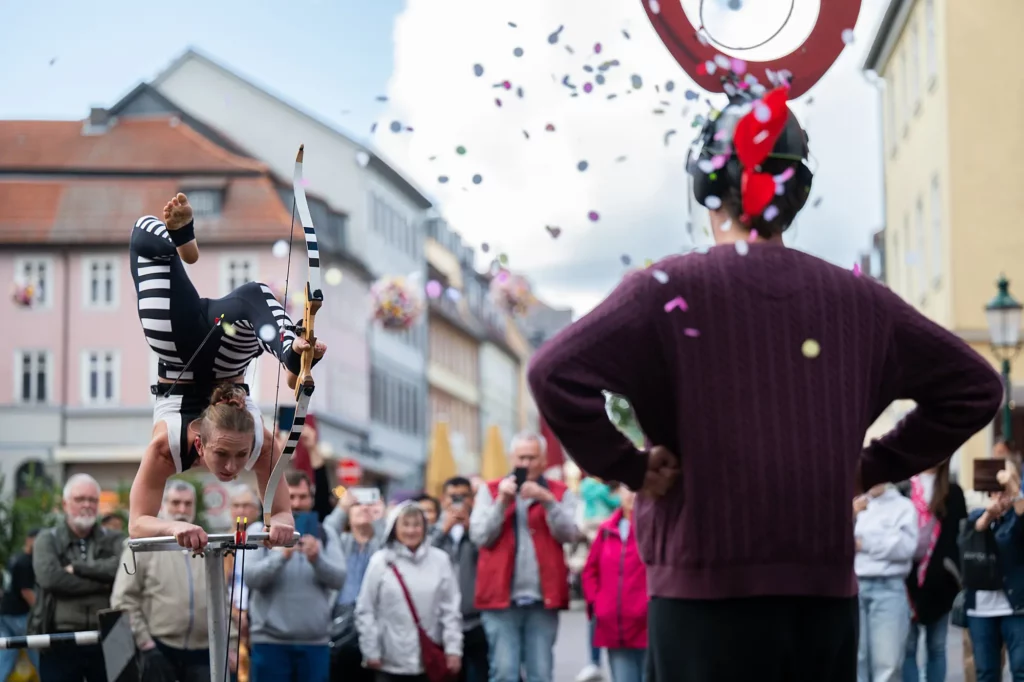 Sara Twister mit Bogenschießen im Handstand