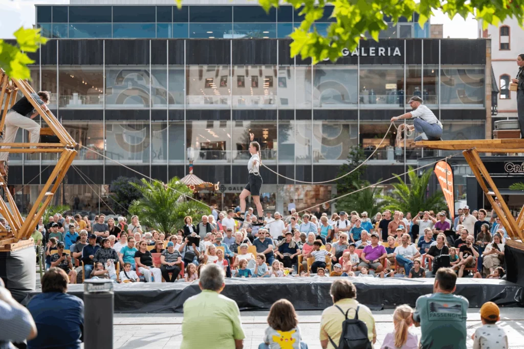 Akrobatik am Uniplatz am Straßenkunstfestival