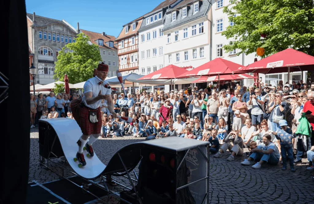 Rollschuhakrobatik am Buttermarkt